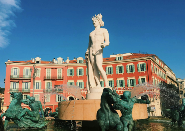 La place Masséna, cœur vibrant de Nice, avec sa célèbre fontaine et ses façades rouges aux volets verts. Les sculptures, les jets d’eau et l’architecture élégante composent un espace urbain emblématique, point de rencontre entre modernité et patrimoine.